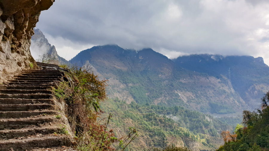 Trek from Bimthang to Dharapani (3,720-1,963m)