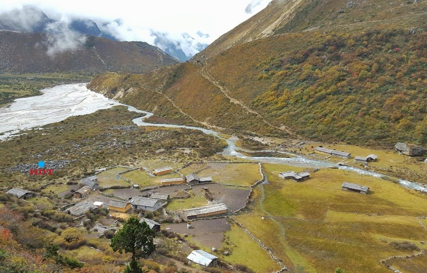Trek from Ghunsa to Khambachen (3,415-4,145 m)